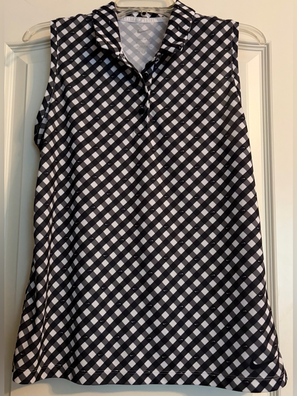 WOMEN‘S SLEEVELESS 
NIKE GOLF TOP